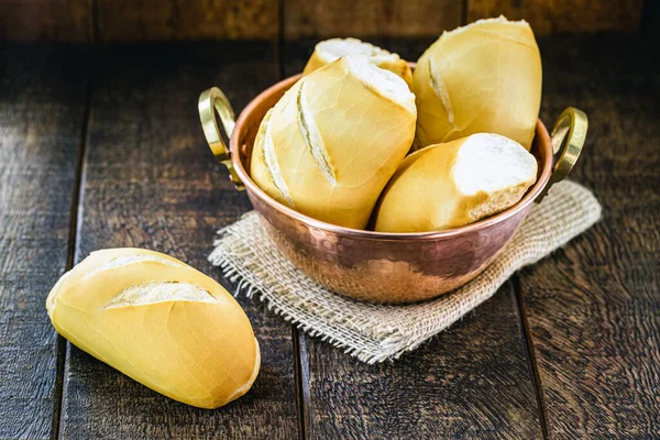 Panci Tembaga Dengan Beberapa Roti Perancis Roti Tradisional Brazil — Stok Foto