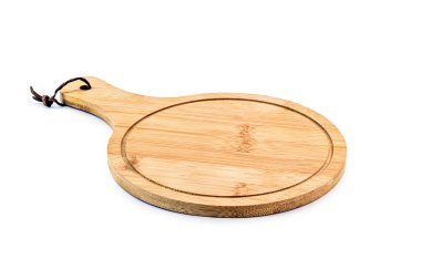 İzole edilmiş, kırsal beyaz arka planda odun kesme tahtası. Brezilya yapımı, mutfak için dekoratif ürün..