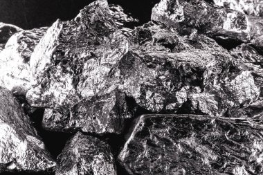 Platinum is a chemical element used in the chemical industry as a catalyst for the production of nitric acid, silicone and benzene. Crude platinum stone, industrial use.