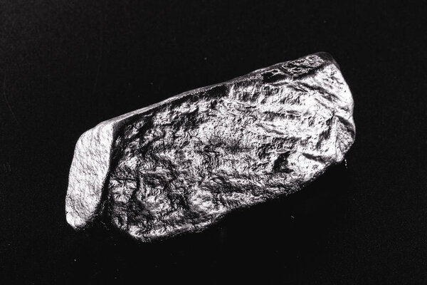 Платина - химический элемент, используемый в химической промышленности в качестве катализатора для производства азотной кислоты, силикона и бензола. Сырой платиновый камень, промышленного применения
.