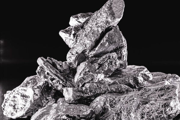 Platinum is a chemical element used in the chemical industry as a catalyst for the production of nitric acid, silicone and benzene. Crude platinum stone, industrial use.