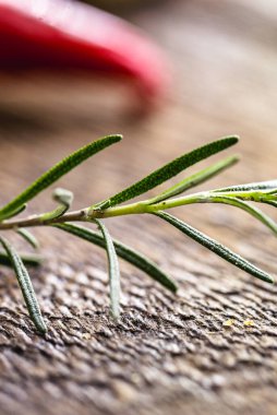 Aromatik bitkinin biberiye makrografisi Akdeniz bölgesinde yaygın olarak kullanılan bir mutfak malzemesidir..