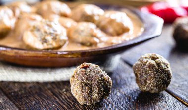 Beyaz bitki soslu vejetaryen köfteler, glütensiz yemekler, hayvansal ürünler. Brezilya 'nın vejetaryen yemekleri.