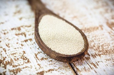 Biyolojik mayalı kaşık, organik, vejetaryen ve vejetaryen ürünlerde kullanılır. Sağlıklı vejetaryen yaşam konsepti.