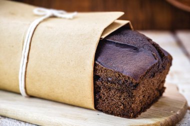 Biyolojik mayadan yapılmış vejetaryen çikolatalı pasta. Sağlıklı ev yapımı kek..