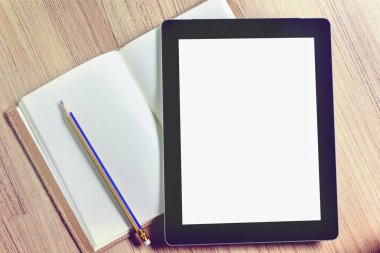 Büyük siyah boþ ekran tablet Pc kalemi ile boş düz günlüğü üzerinde