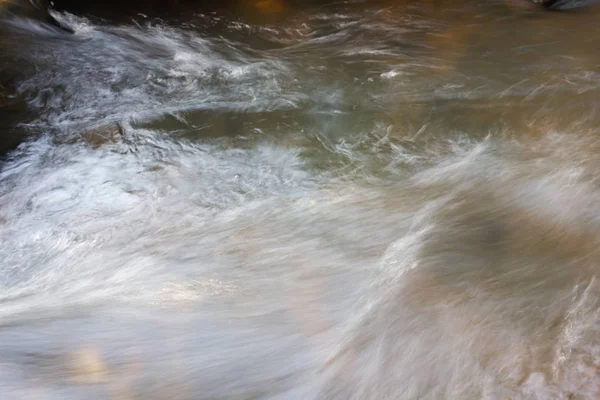 Rozmazané pozadí průhledné vody povrchové řeky proud — Stock fotografie