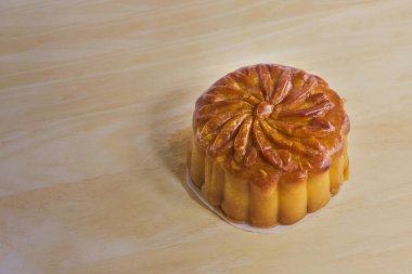 Tek moon pasta tatlı ahşap plaka üzerinde