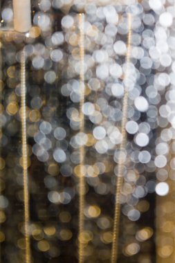 Sarı ve beyaz bokeh su damlası banyoda ayna üzerinde