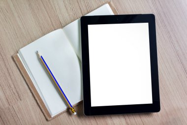 Boş sayfa günlüğü üzerinde boş ekran tablet kalem üzerinde ahşap fl ile