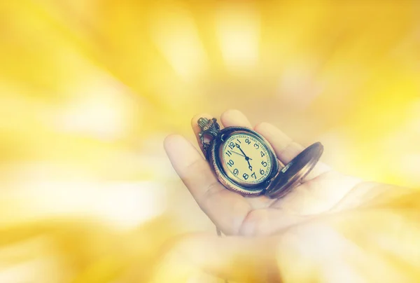 Horloge à portée de main et espace vide fond jaune doré — Photo