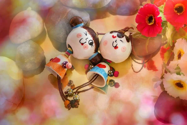 Paar Puppen in Love Story Konzept mit rosa Bokeh — Stockfoto