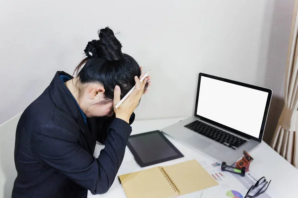 Femmes d'affaires ont un mal de tête à la table de travail avec écran blanc — Photo