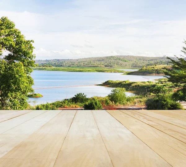 Tabela vista superior, mesa de madeira em branco ou vazio na vista lago — Fotografia de Stock