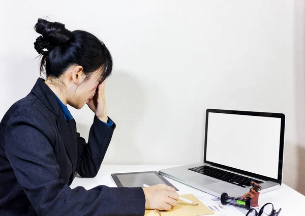 Les femmes d'affaires ont mal aux yeux ou mal à la tête, travaillent dur — Photo