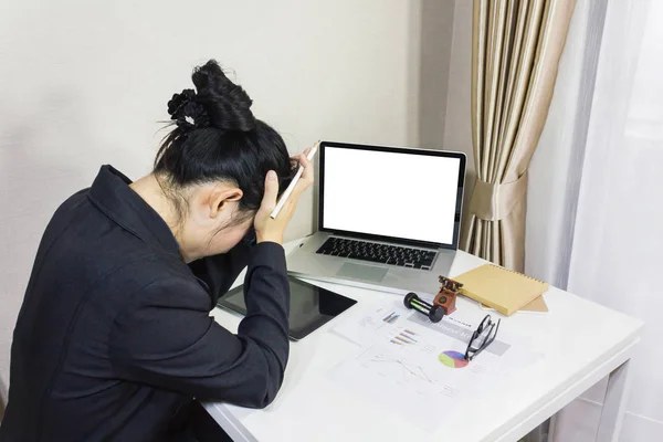 Les femmes d'affaires ont mal ou mal à la tête, travaillent dur — Photo