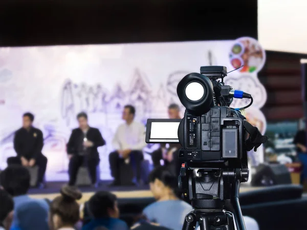 Câmera de vídeo com pessoas desfocadas no evento — Fotografia de Stock