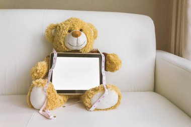 Güzel kahverengi ayı Hediyelik bebek bir taplet ve şerit metre 