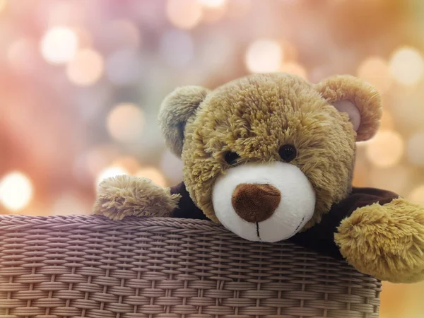 Słodkie niedźwiedź brunatny lalka dar koszyka na romantyczny bokeh słodkiej miłości — Zdjęcie stockowe