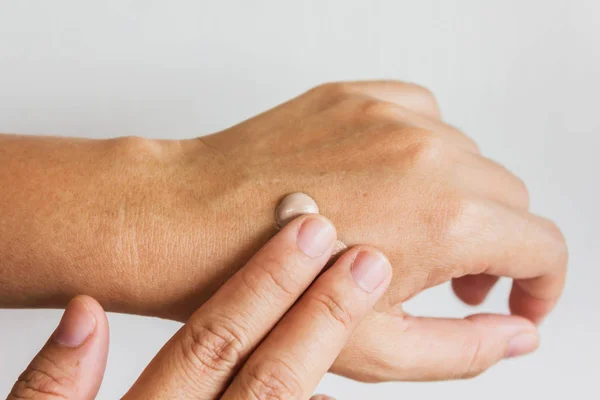 Kadınlar kuru eller, uygulamak Cilt Bakımı veya losyon