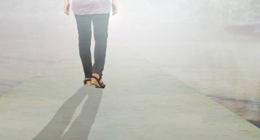 Arka ışık olarak rüya gibi uzun yol yürüme kadın bacak