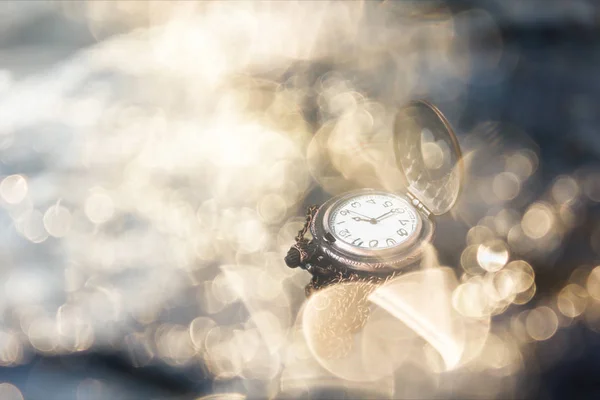 Relógio ou pequeno relógio na água ou no bokeh da superfície do rio, passagem do tempo , — Fotografia de Stock