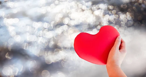Izolowanie ręka trzymać czerwony serce dla Romantyczne Walentynki piękny praktyczno — Zdjęcie stockowe