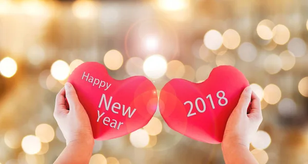 Koppel rood hart met tekst gelukkig nieuw jaar 2018 op gouden bokeh bac Rechtenvrije Stockafbeeldingen