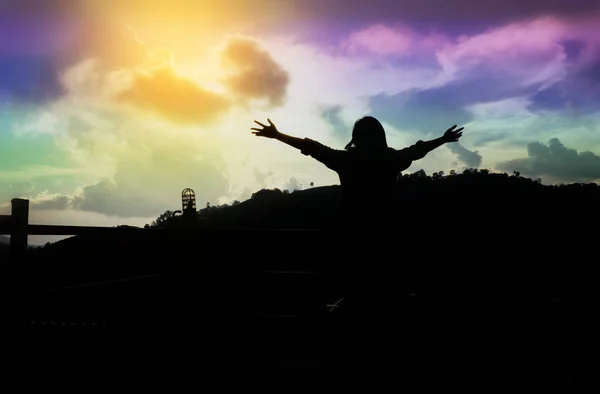 Tanrıya şükür, karanlık gölge ya da siluet kadın fre dünyayla Hoşgeldiniz