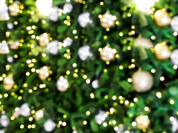 Wazig naaldboom en gloed licht voor Kerstmis of Nieuwjaar backg — Stockfoto