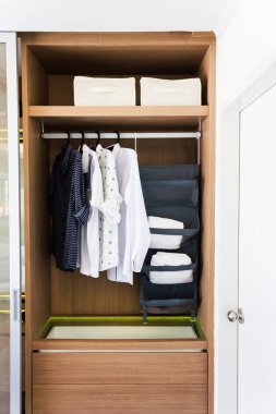 Sıradan bir adam bez gömlekler, ahşap dolabında asılı tutulur