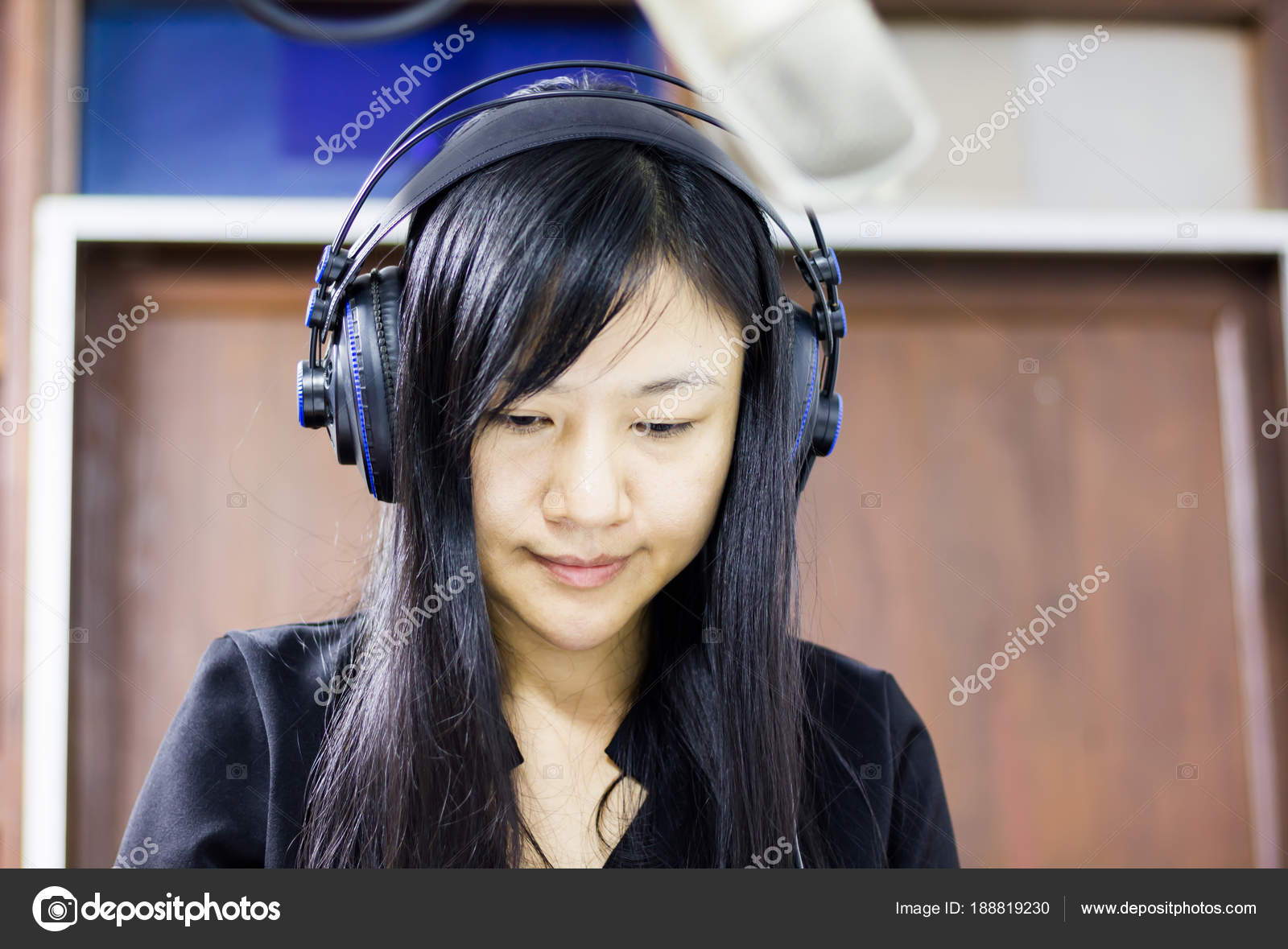 Long Cheveux Asiatiques Femmes Portant Casque Avec Premier Plan