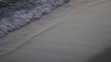 Sahildeki deniz dalgaları