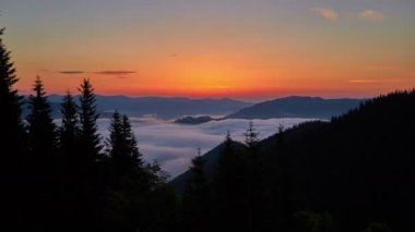 Zaman atlamalı kayan Bulutların arasında dağlar gündoğumu arka plan üzerinde