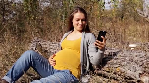 Młoda kobieta w ciąży robi sobie selfie — Wideo stockowe