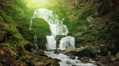 Büyük dağ şelale ışık efekti ile