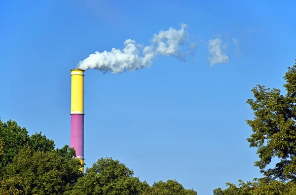Chimenea de color de la central térmica Chemnitz (Alemania) ) — Foto de Stock