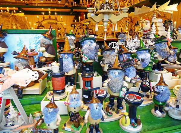 Kerstmarkt met traditionele Duitse kerstversiering — Stockfoto