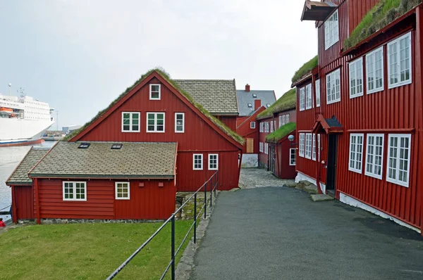 Edifícios residenciais no porto de Torshavn — Fotografia de Stock