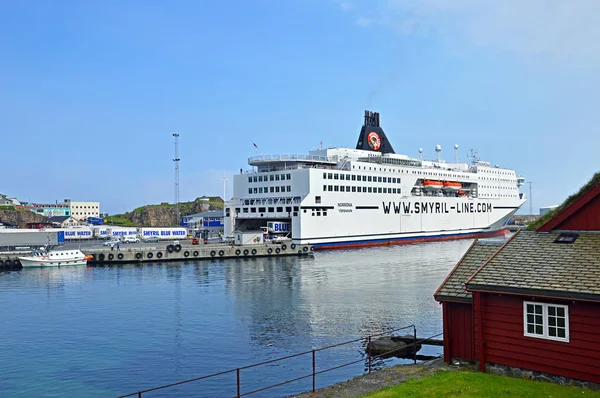 Nave de ferry Norrona de Smyril Line amarró en la terminal de ferry en Torshavn — Foto de Stock