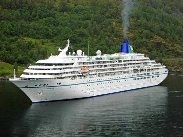 Výletní loď, kterou Amadea ukotvené ve fjordu Geiranger — Stock fotografie