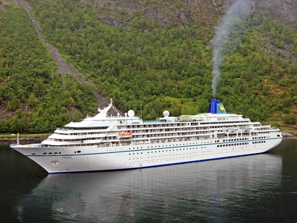 Výletní loď, kterou Amadea ukotven v Geiranger Fjord v Norsku — Stock fotografie