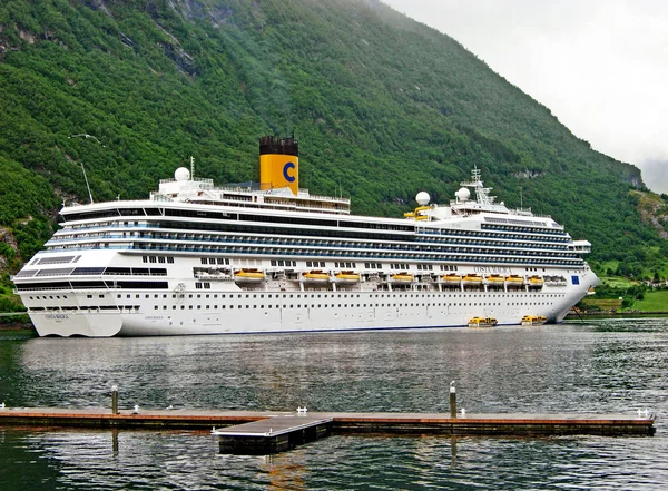 Navio de cruzeiro Costa Magica ancorado no fiorde Geirangerfjord na Noruega — Fotografia de Stock