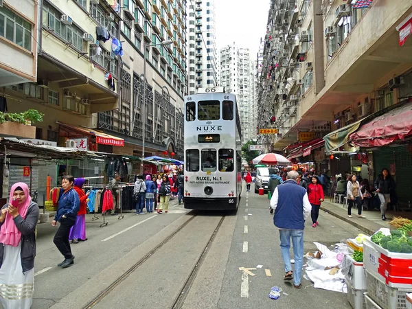 双层电车贯穿在北角香港一条街 — 图库照片