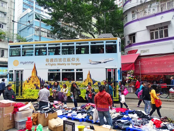 Verkopers bieden goederen op een voetpad in het district North Point — Stockfoto