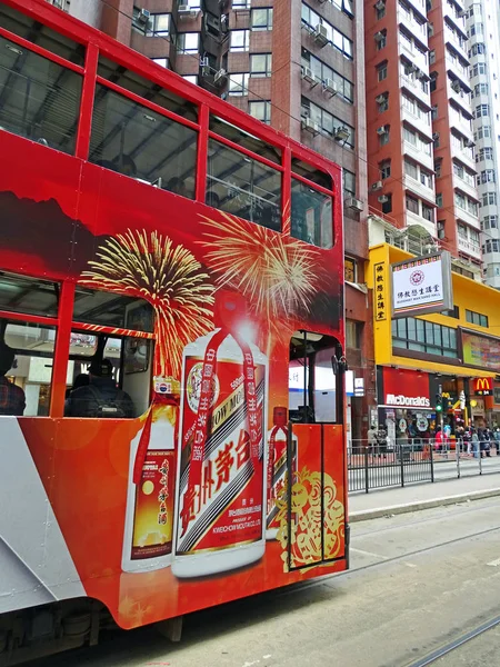 英皇道香港北角区的红色双层电车运行 — 图库照片