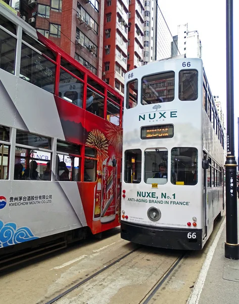 Два старых двухэтажных трамвая в Норт-Пойнте, Гонконг — стоковое фото