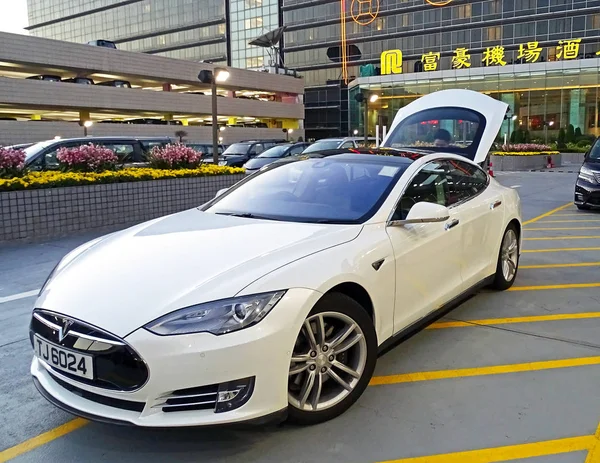 Vehículo eléctrico modelo S de la marca Tesla Motors estacionado en el aeropuerto de Chek Lap Kok, Hong Kong —  Fotos de Stock