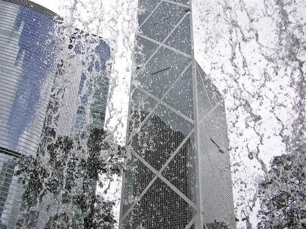 瀑布后香港的摩天大楼 — 图库照片
