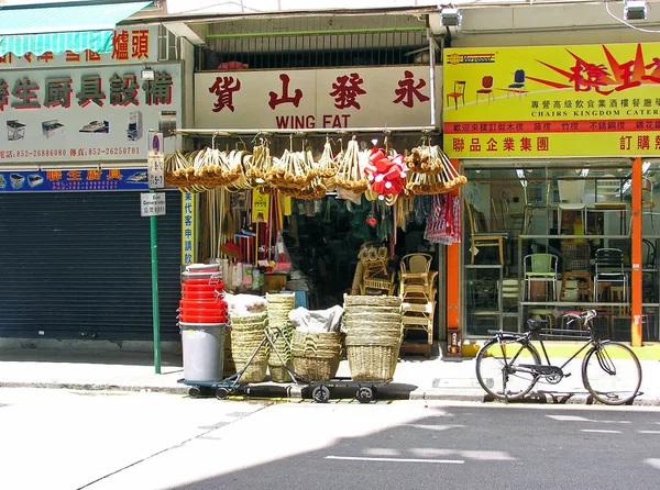 Traditionele winkels voor huishoudelijke artikelen en meubelen in Yau Ma Tei (Hong Kong) — Stockfoto